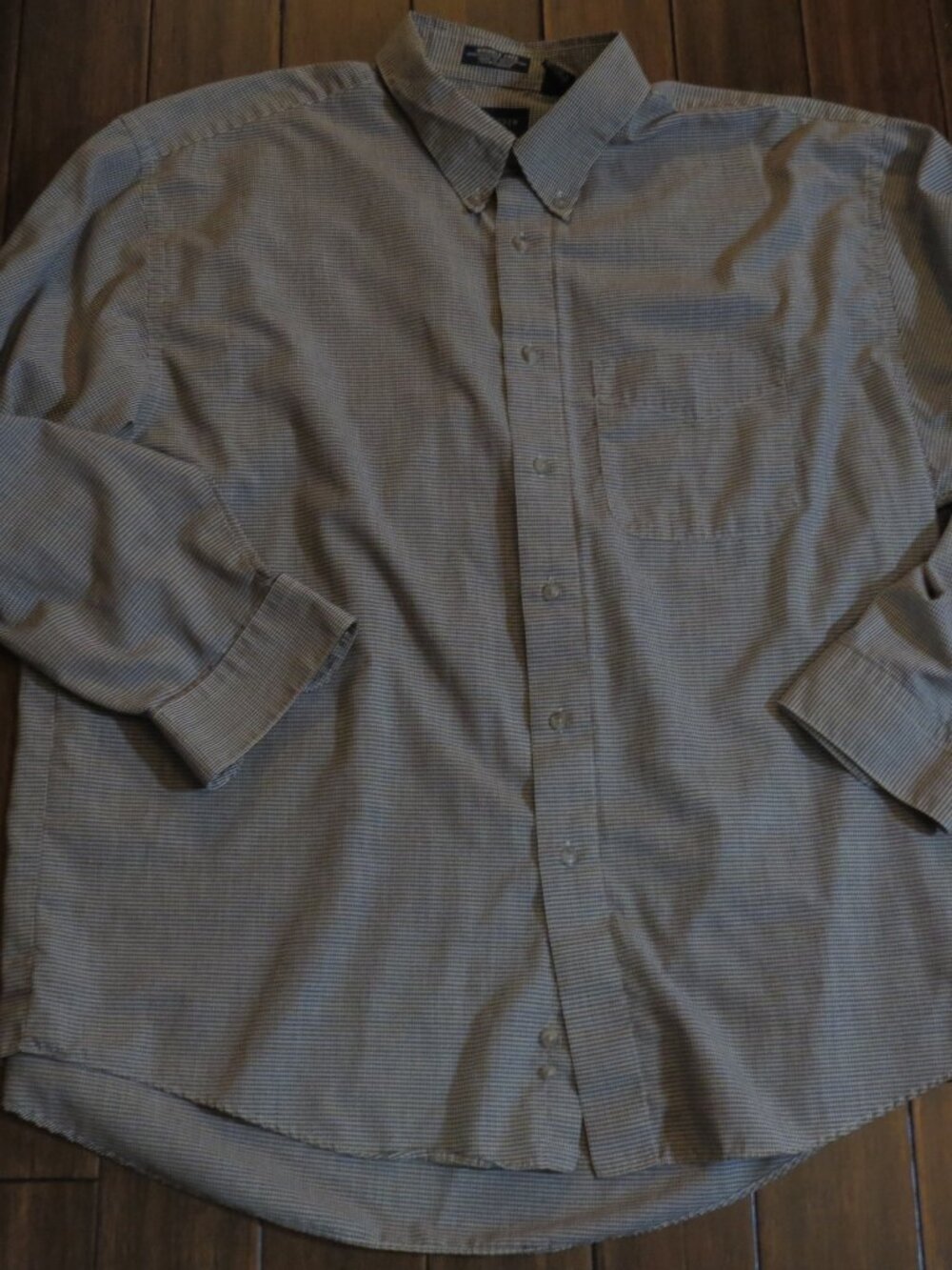 Van Heusen XL 17-17.5  Wrinkle Free Button Down Long Sleeve Shirt Fine Check